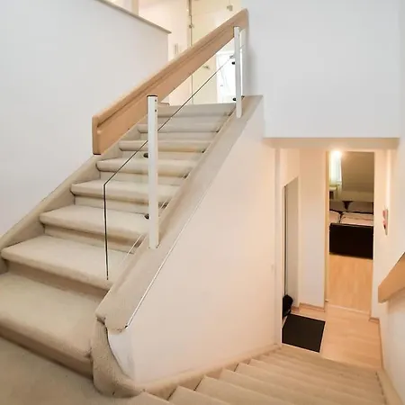 Secret Escape Above Apartman *